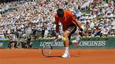 Novak Djokovi ve finále Roland Garros. Tenhle míek u dobhnout nestihl.