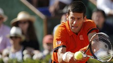 Novak Djokovi se musel k tomuhle úderu hodn natáhnout.