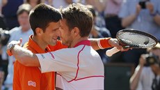 Novak Djokovi (vlevo) nesl prohru staten a Stanu Wawrinkovi k pekvapivému...