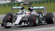 Lewis Hamilton v �ele Velké ceny Kanady. Za ním jede týmový kolega Nico Rosberg.