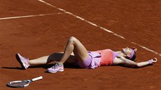 Česká tenistka Lucie Šafářová leží na pařížské antuce, právě postoupila do...