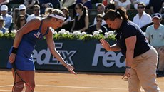 výcarská tenistka Timea Bacsinszká diskutuje s umpirovou rozhodí pi...