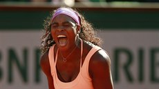 Americká tenistka Serena Williamsová řve v semifinále Roland Garros.