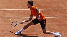 Srbský tenista Novak Djokovi v dohrávaném semifinále Roland Garros.