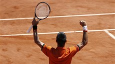 Srbský tenista Novak Djokovič slaví postup do finále Roland Garros.