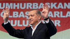 Turecký prezident Recep Tayyip Erdogan mává píznivcm na shromádní v Ankae...