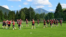 TRÉNINK POD HORAMI. Fotbalová jedenadvacítka se pátý den pipravuje v rakouském...