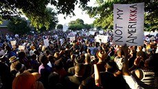 Do ulic na protest proti zásahu policie v pondlí vyly stovky lidí (8. ervna...