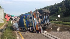 P�evrácená cisterna p�evá�ející glycerin zastavila dopravu na 153. kilometru...