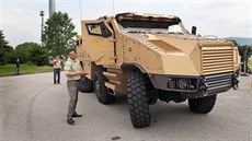 transportér TITUS na podvozku Tatra 6 × 6, který byl pedstaven na polygonu...