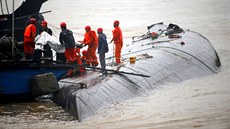 Záchranái vynáejí tlo jedné z obtí z potopené lodi na jihoínské ece...