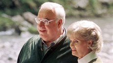 Nmecký kanclé Helmut Kohl s manelkou Hannelore na snímku z dovolené v...