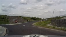 Riskantní jizda motorkáe skonila nehodou