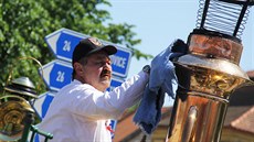 Miroslav Kvtinský istí parní stíkaku. O víkendu byl jejich sraz v...