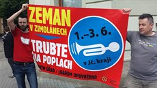 Prezidenta Miloe Zemana vítalo ped krajským úadem v eských Budjovicích pt...