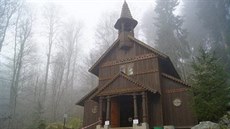 Slavnou Stožeckou kapli najdete v lesích nad šumavskou obcí Stožec.