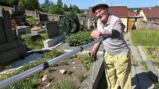 86letý Josef Pibyl ukazuje místo, kde pomáhal zkraje léta roku 1945 vykopat...