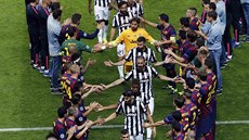 Fotbalisté Juventusu Turín procházejí uličkou hráčů Barcelony, kteří jim...