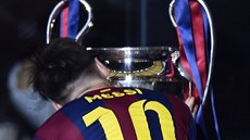 Lionel Messi z Barcelony se laská s pohárem pro vítze Ligy mistr.