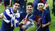 HVZDNÉ TRIO Luis Suárez (vlevo), Lionel Messi a Neymar pózují s pohárem pro...