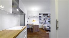 Kuchy (IKEA) je sestavena z nábytkových modul z bílé lesklé fólie v kombinaci...