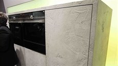 Prezentace spotřebičů Siemens v kuchyňském bloku s betonovou povrchovou úpravou