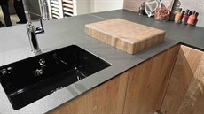 Kuchy� Zeyko kombinující masiv s tmav� �edým pracovním plátem
