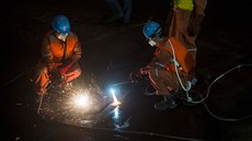 �ín�tí záchraná�i roz�ízli trup potopené výletní lodi (4. �ervna 2015).