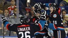 Cole Linaker, Chance Braid a Tomá� �oustal (zleva) slaví gól Kelowny.