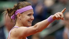 Lucie afáová se raduje bhem osmifinálového duelu Roland Garros s Marií...