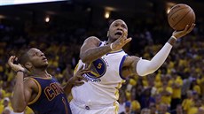 Marreese Speights (vpravo) z Golden State zakonuje proti obran Jamese Jonese...