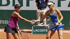 Casey Dellacquaová (vlevo) a Jaroslava vedovová se radují z povedené hry.