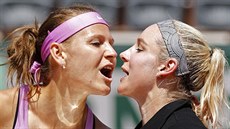 Lucie Šafářová (vlevo) a Bethanie Matteková-Sandsová s trofejí pro vítězky...