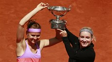 Lucie Šafářová (vlevo) a Bethanie Matteková-Sandsová s trofejí pro vítězky...