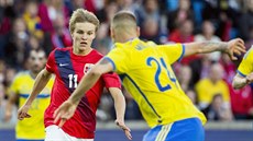 Martin Ödegaard (v �erveném) z Norska úto�í na �védskou branku.