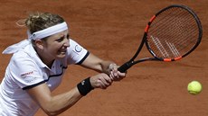 Timea Bacsinszká ve tvrtfinále Roland Garros s Alison van Uytvanckovou.