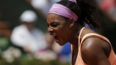 RADOSTNÝ EV. Serena Williamsová slaví zisk fiftýnu ve tvrtfinále se Sarou...