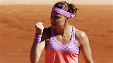 EUFORIE. Lucie Šafářová slaví výhru v druhém setu ve finále Roland Garros.