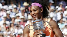 Serena Williamsová hrd pózuje s trofejí pro vítzku Roland Garros.