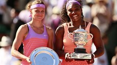 TY NEJLEPŠÍ ŽENY ROLAND GARROS 2015. Vpravo pózuje s trofejí pro vítězku Serena...