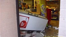 Opilý idi se v Brn proboural do prodejny potravin (8. 6. 2015).