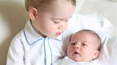 Britský princ George a jeho sestra princezna Charlotte na snímku, který v...