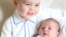 Princ George a jeho sestra princezna Charlotte na snímku, který v polovin...