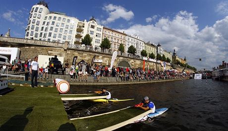 EXHIBICE. Akce Prague Riverside Cross kombinuje vodní slalom s biatlonem. Pod...