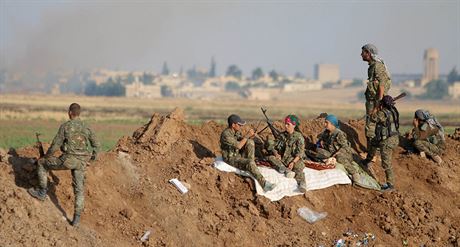 Jednotky YPG ped Tall Abjadem (14. ervna 2015).