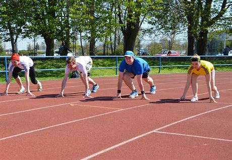 Herci Moravského divadla trénují na plmaraton ve sportovním. Na start závodu...