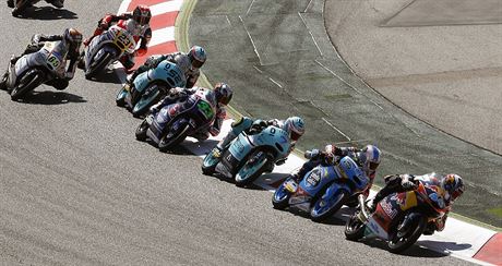Momentka z Velké ceny Katalánska z kategorie Moto3.