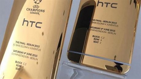 Na lesklých zádech speciálního HTC One M9 je dobe rozpoznatelný odraz iPhonu 6...