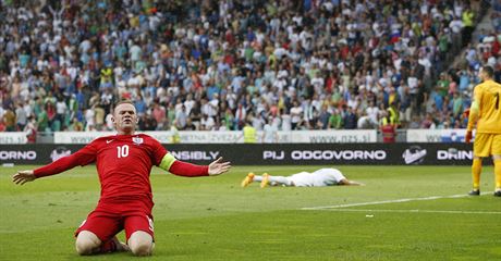 Anglick kapitn Wayne Rooney se raduje pot, co vstelil tet gl svho tmu...