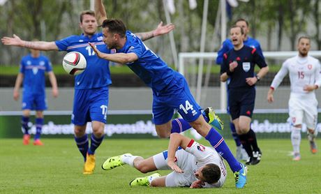 Kari Arnason (14) z Islandu padá pes eského útoníka Tomáe Necida.